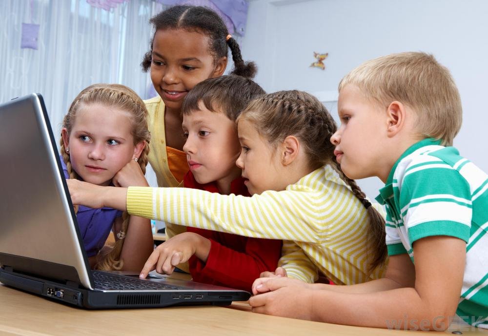 kids-around-a-computer (1)